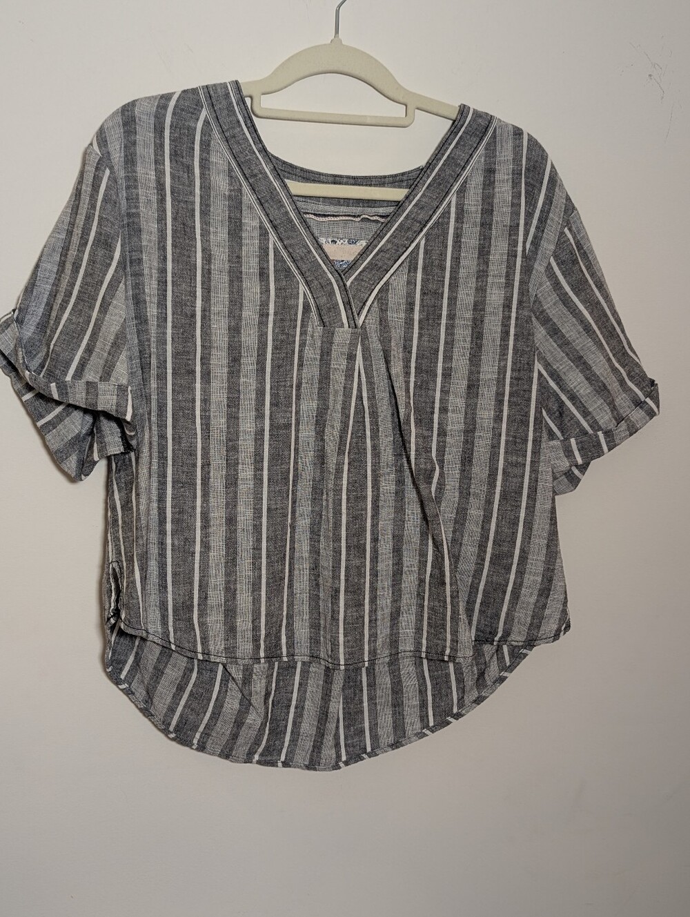 Pilcro Anthropologie Gray White Striped Linen Cotton V-Neck Blouse Size M